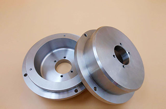 不銹鋼五軸加工難加工材料時應(yīng)注意哪些問題？